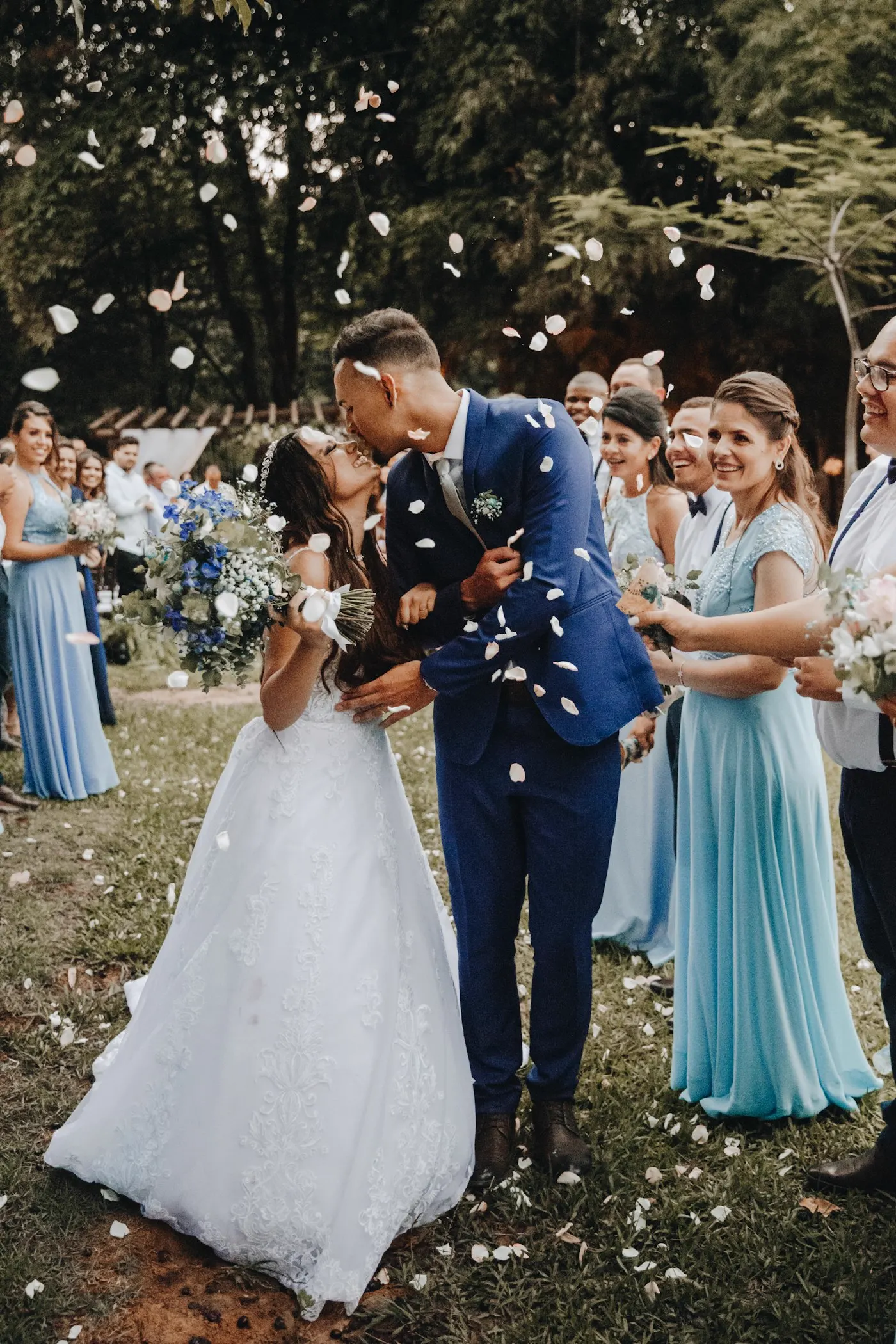 Mariage sous la pluie — photos de mariés avec parapluie transparent